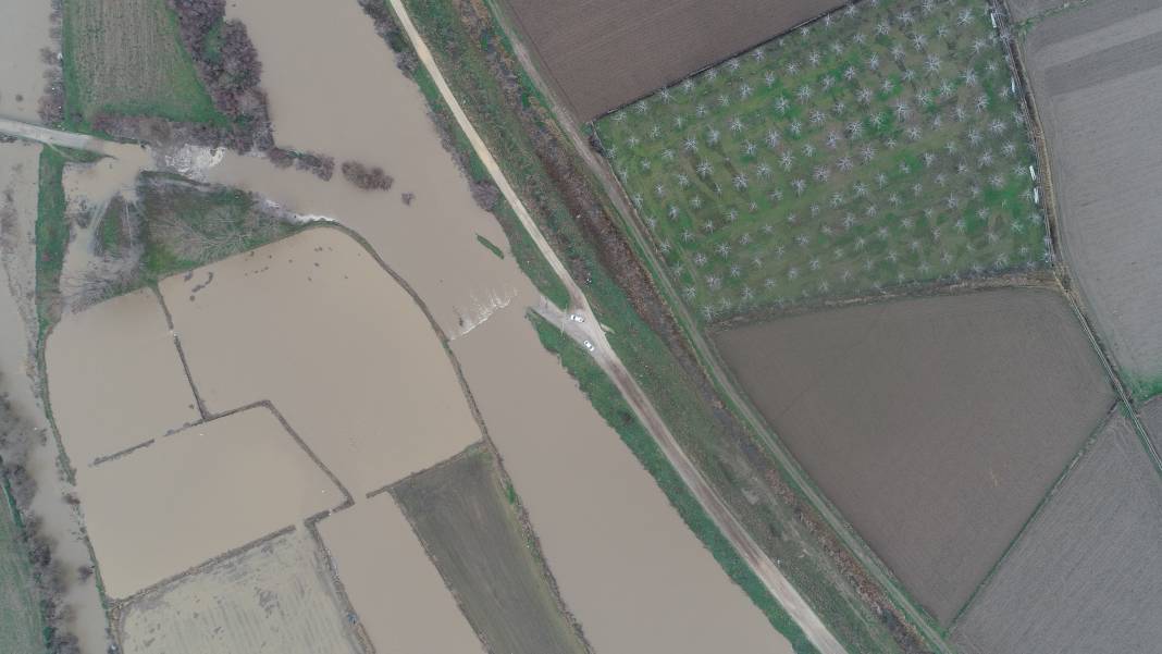 Karamenderes Çayı taştı. Sular altında kalan tarım arazileri dronla görüntülendi 2